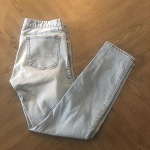 Gap Women’s Mid-Rise Lightwash Skinny Jeans